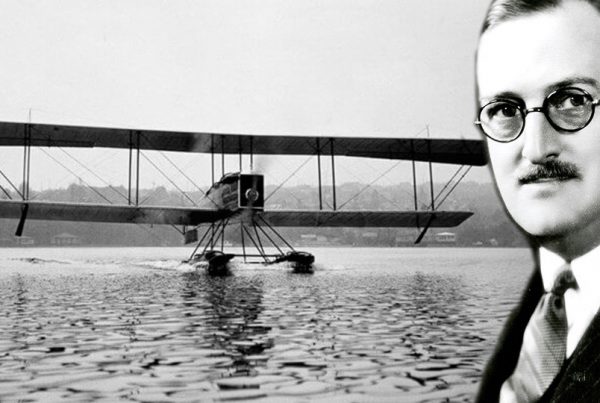 William Edmund Boeing y un avión a su espalda